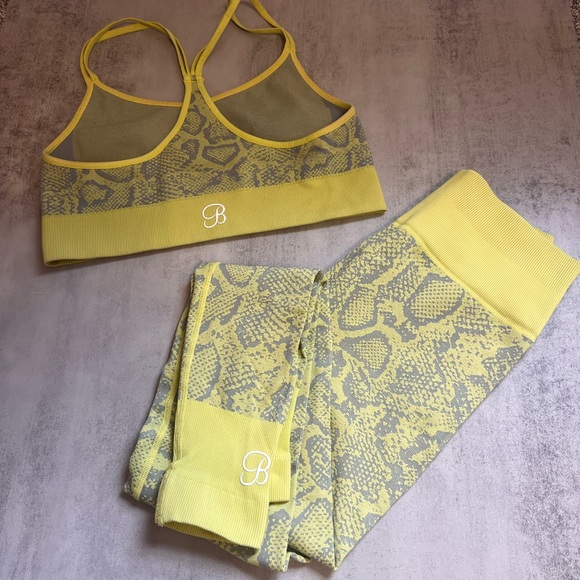 Bombshell sportsware seamless yellow snakeskin pattern bra and legging set - Picture 3 of 3